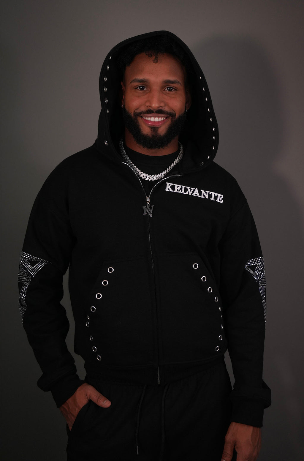 KELVANTE Signature Set – Hoodie & Pantalón Negro
