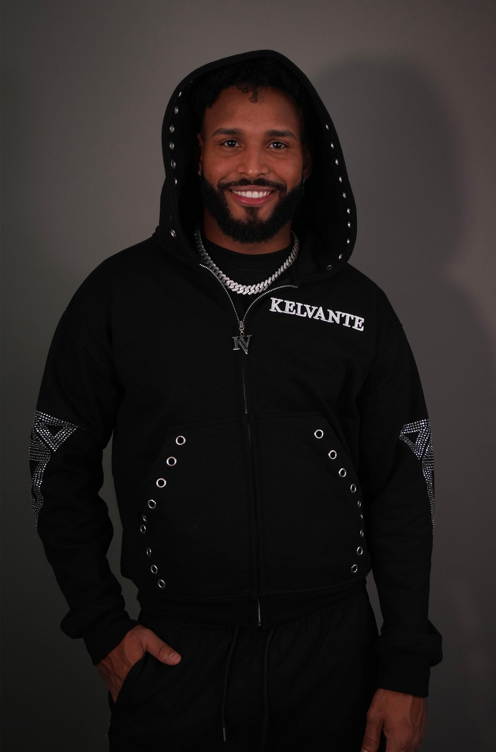 KELVANTE Signature Set – Hoodie & Pantalón Negro