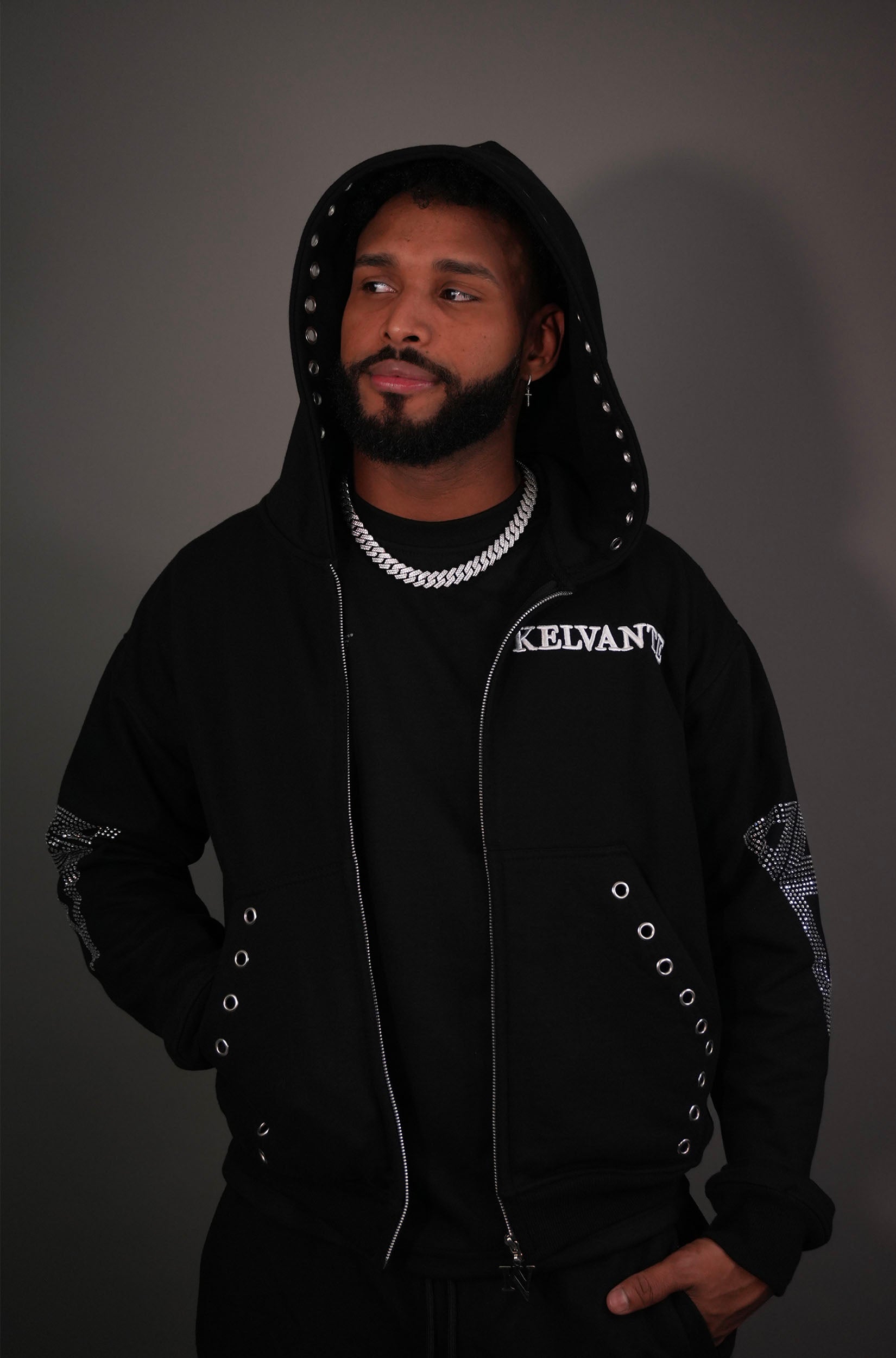 KELVANTE Signature Set – Hoodie & Pantalón Negro