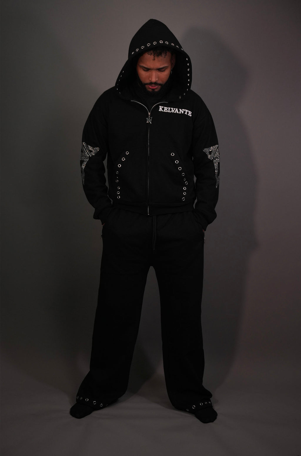 KELVANTE Signature Set – Hoodie & Pantalón Negro