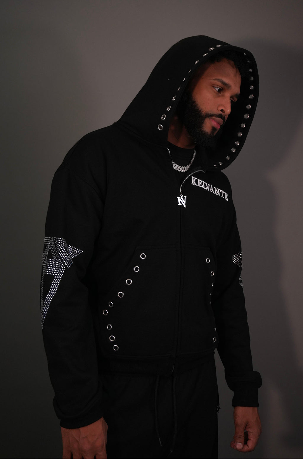 KELVANTE Signature Set – Hoodie & Pantalón Negro