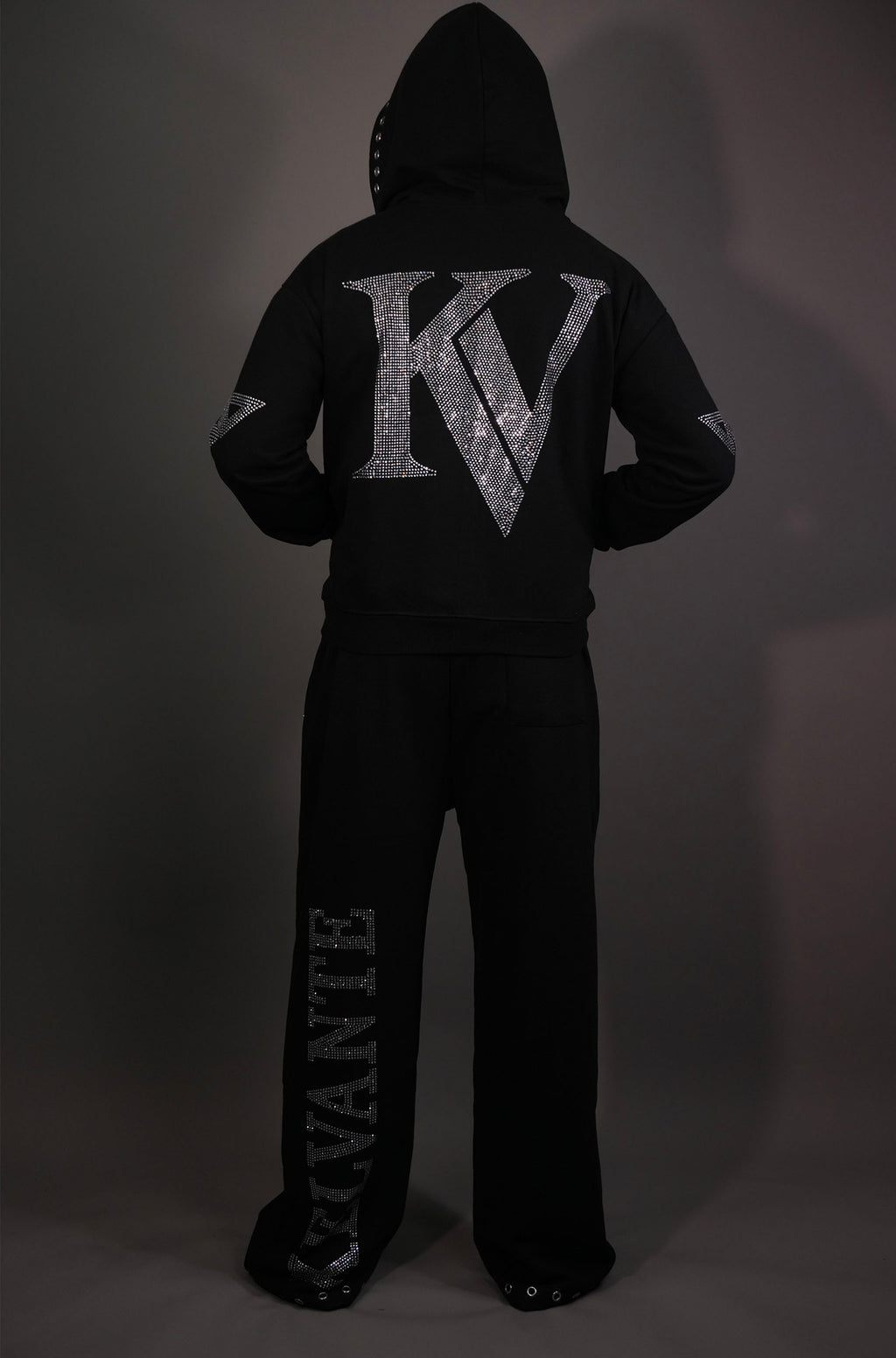 KELVANTE Signature Set – Hoodie & Pantalón Negro