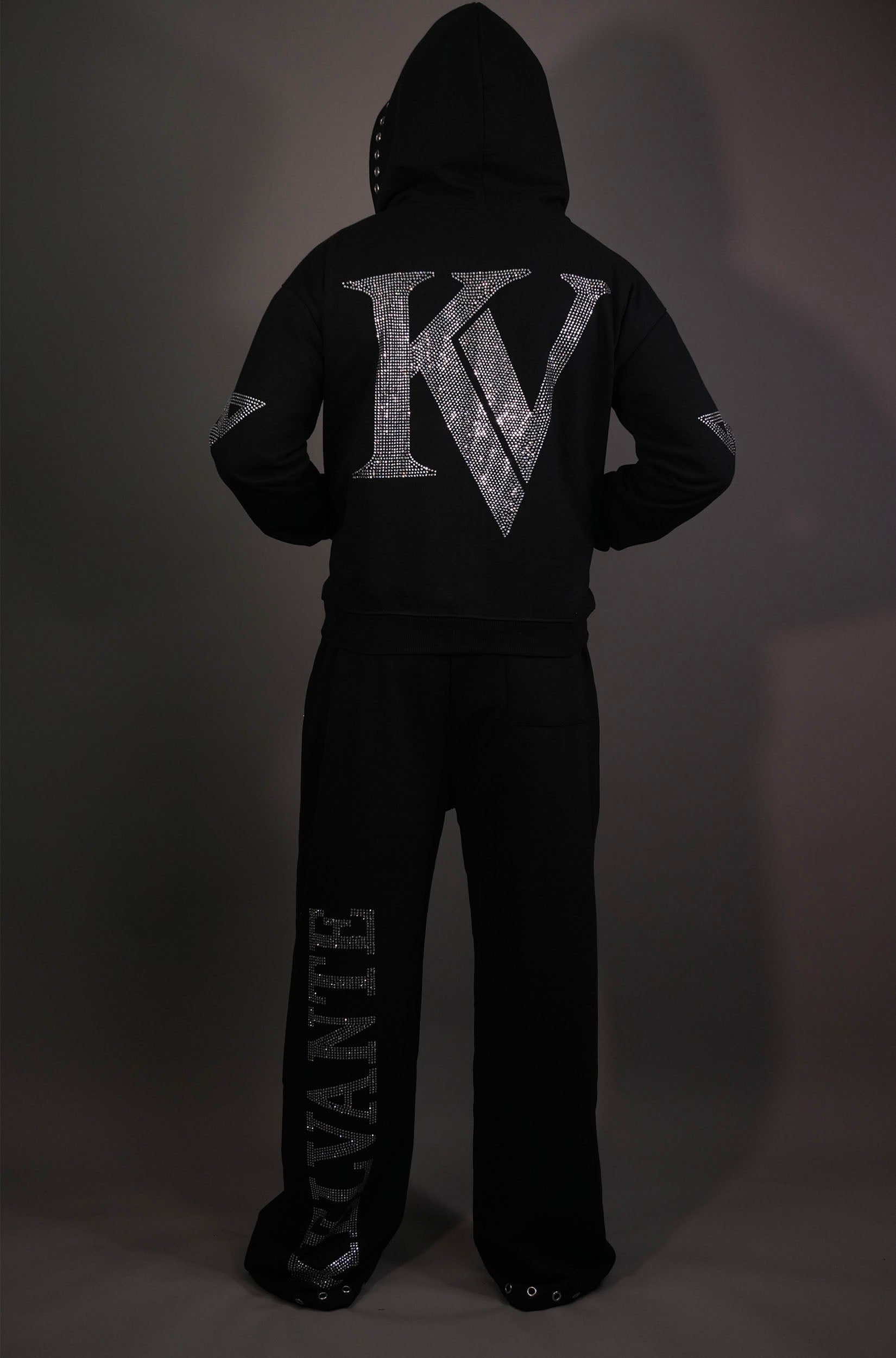 KELVANTE Signature Set – Hoodie & Pantalón Negro