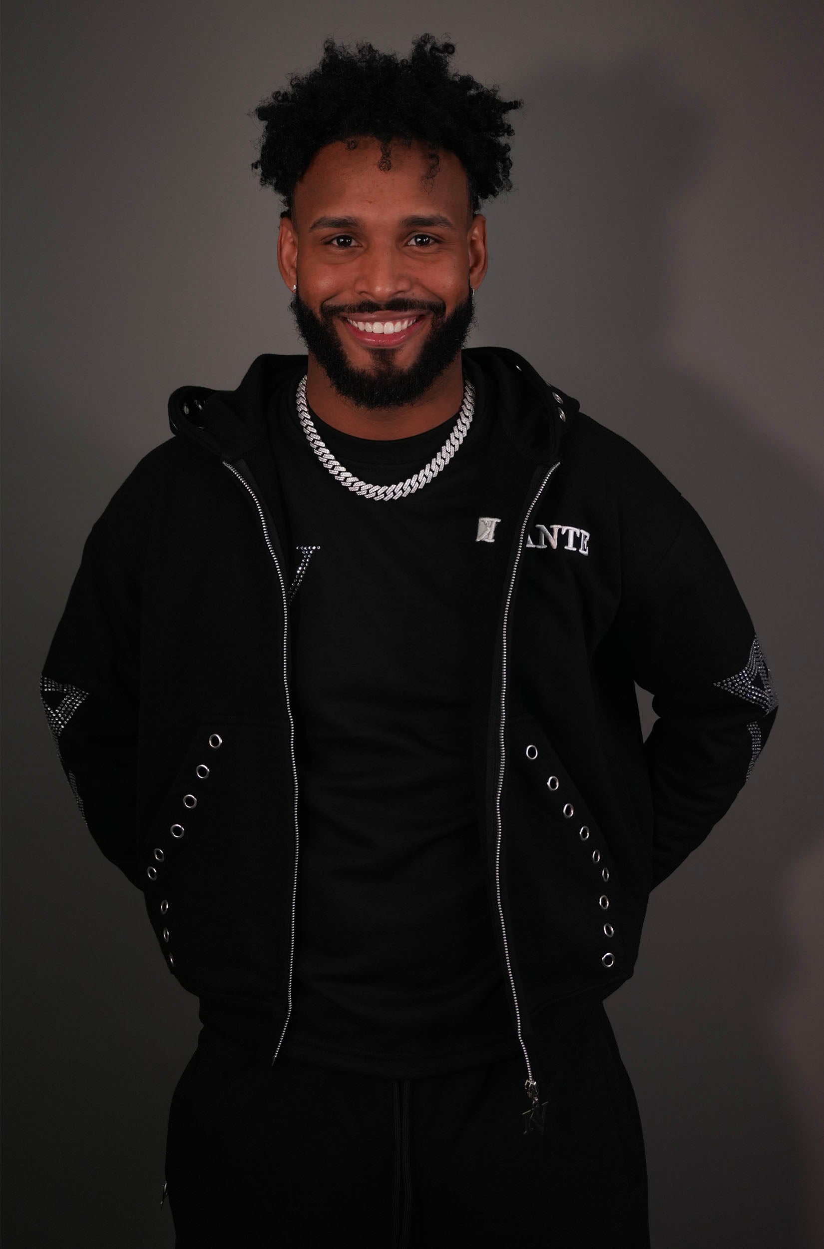 KELVANTE Signature Set – Hoodie & Pantalón Negro