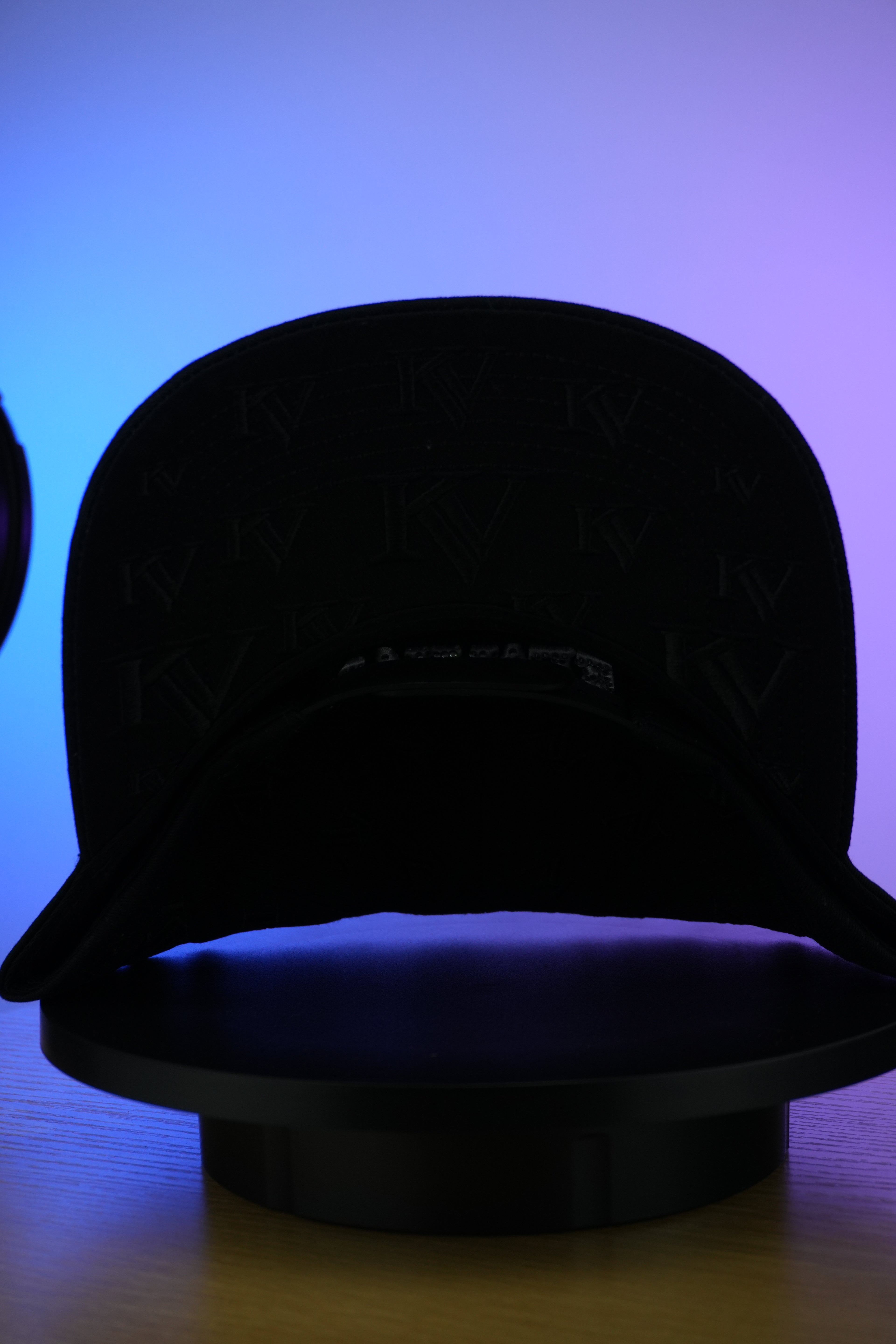 Gorra KV Monograma — Drop 01. Full exclusiva
