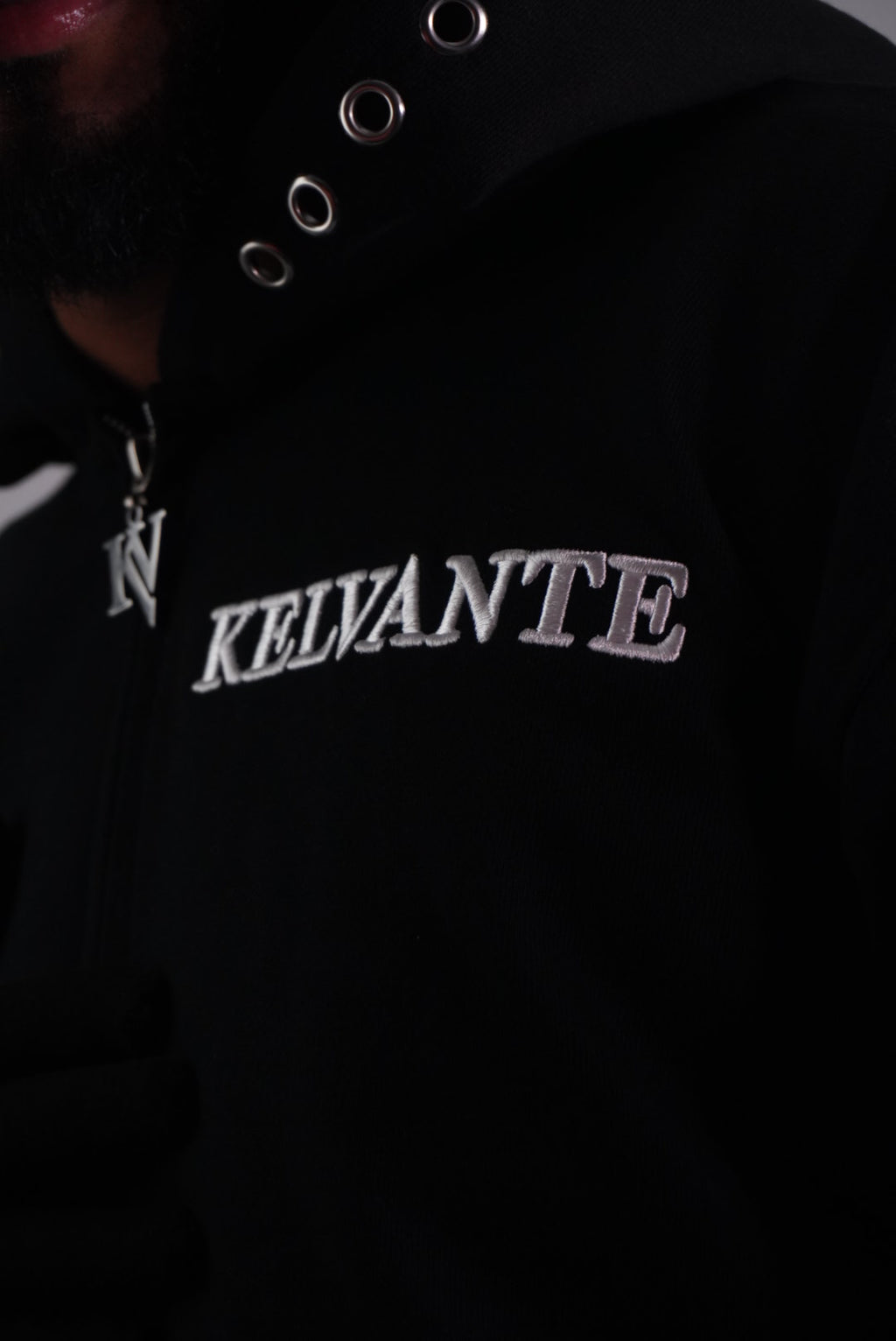 KELVANTE Signature Set – Hoodie & Pantalón Negro