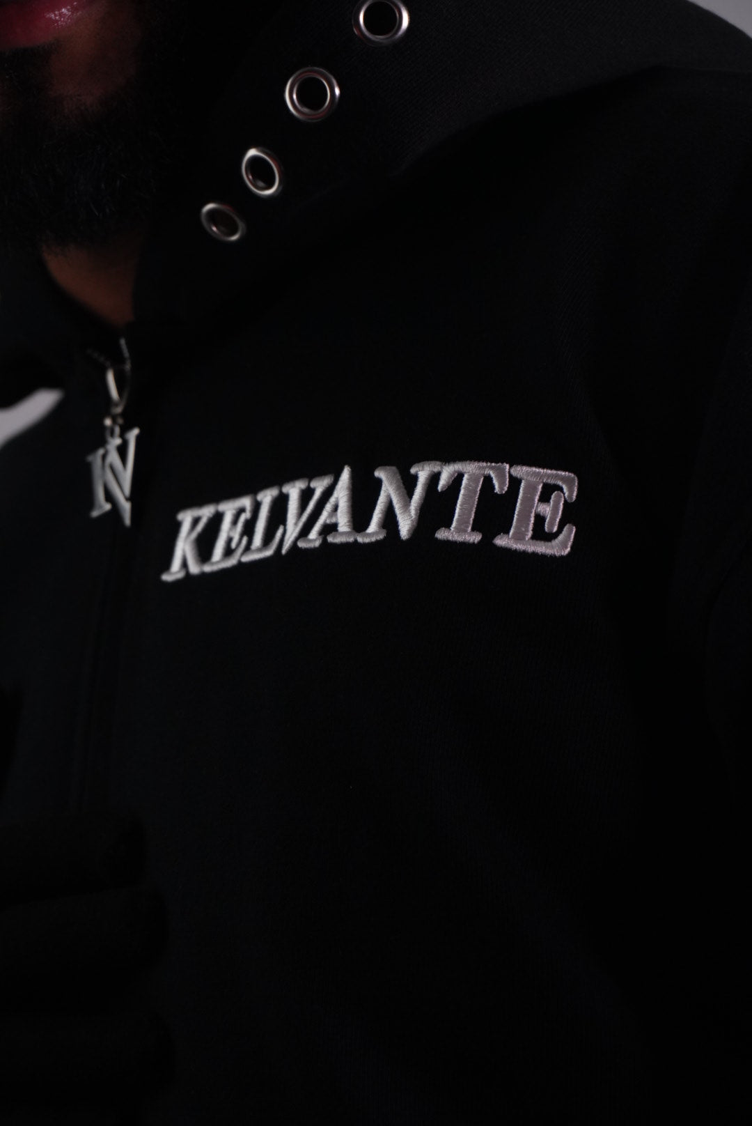 KELVANTE Signature Set – Hoodie & Pantalón Negro