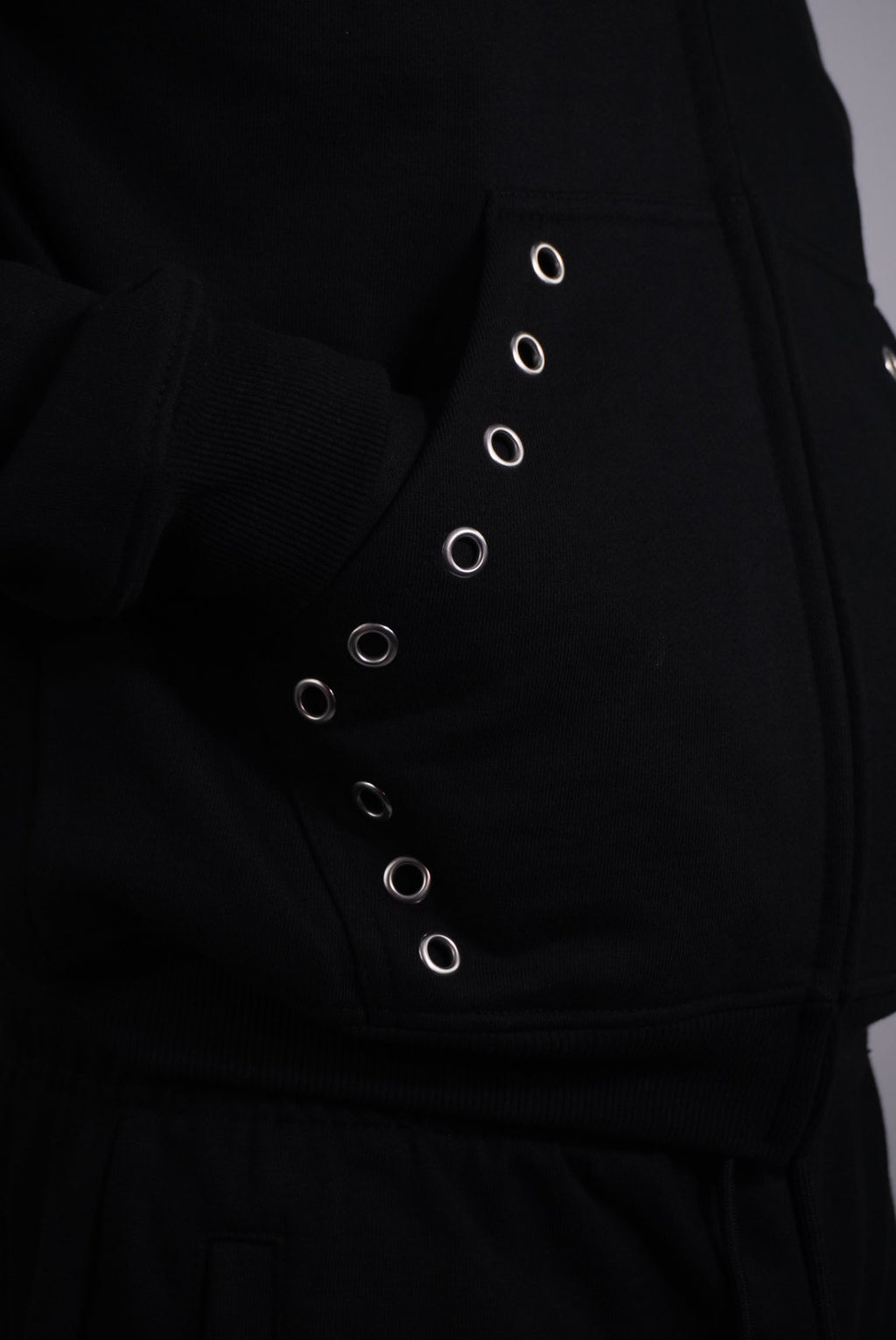 KELVANTE Signature Set – Hoodie & Pantalón Negro