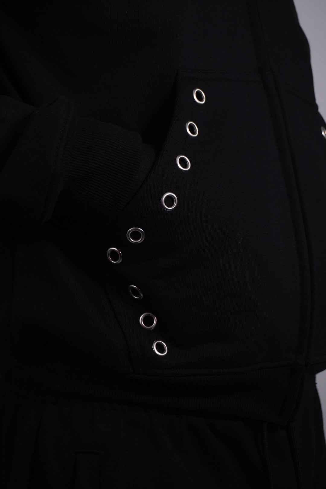 KELVANTE Signature Set – Hoodie & Pantalón Negro