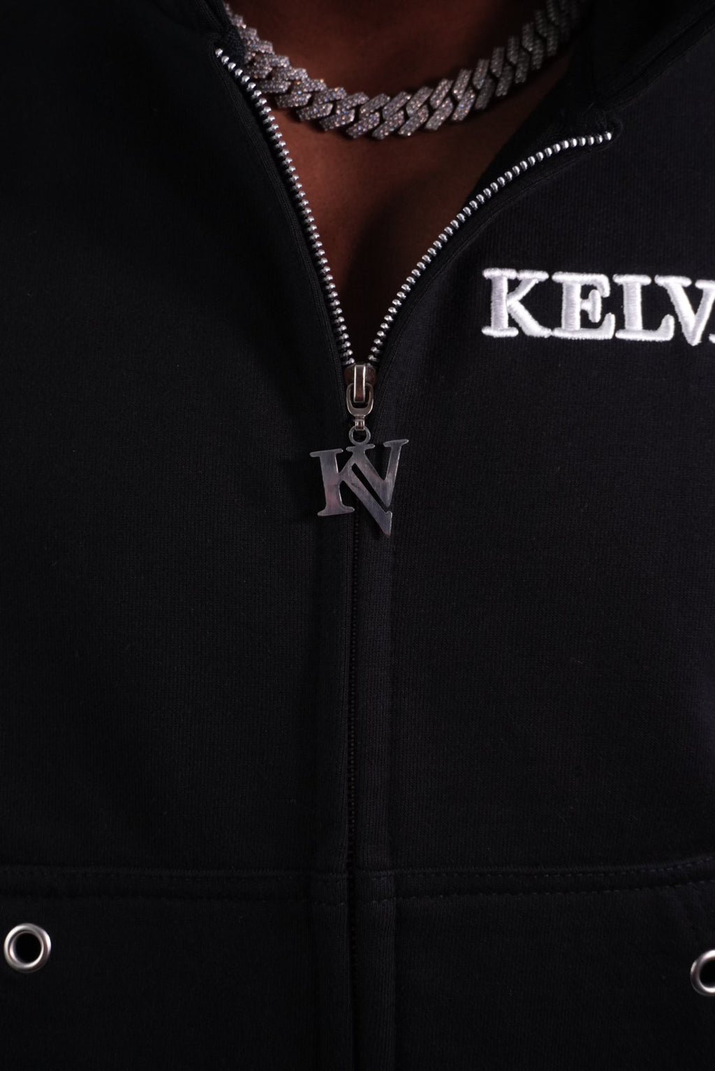 KELVANTE Signature Set – Hoodie & Pantalón Negro