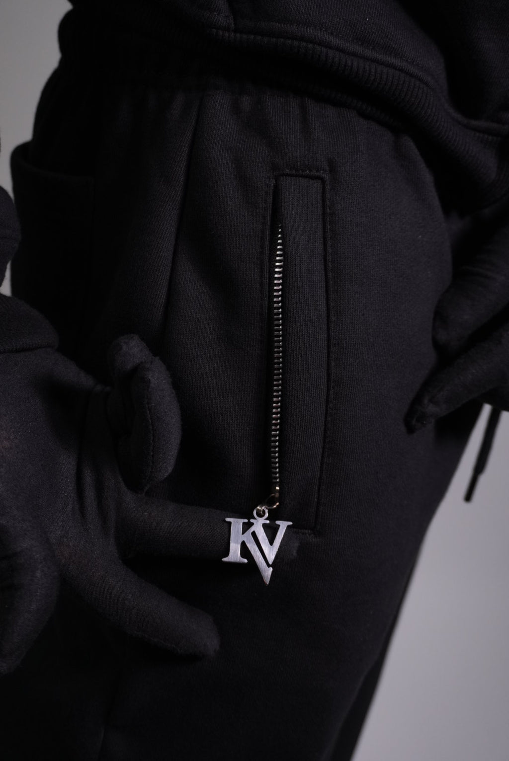 KELVANTE Signature Set – Hoodie & Pantalón Negro