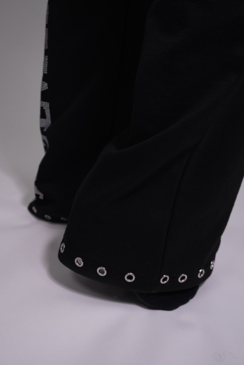 KELVANTE Signature Set – Hoodie & Pantalón Negro