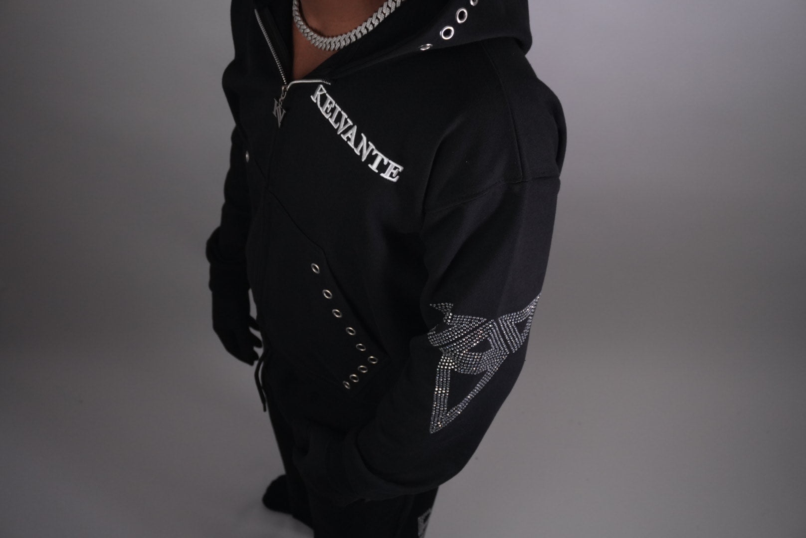 KELVANTE Signature Set – Hoodie & Pantalón Negro