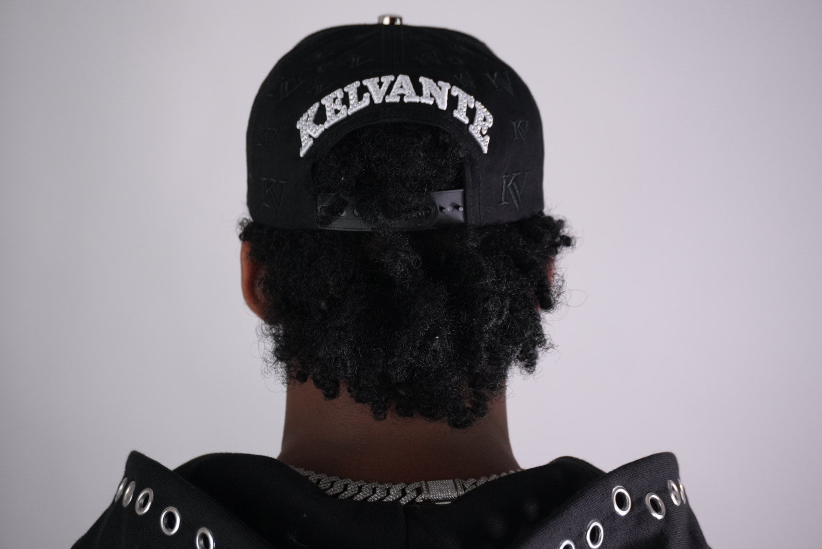 Gorra KV Monograma — Drop 01. Full exclusiva