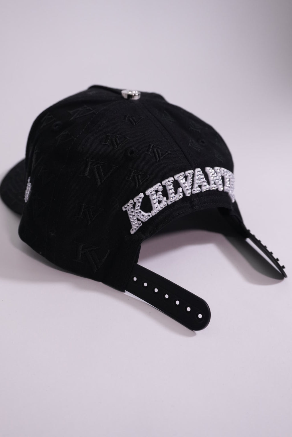 Gorra KV Monograma — Drop 01. Full exclusiva