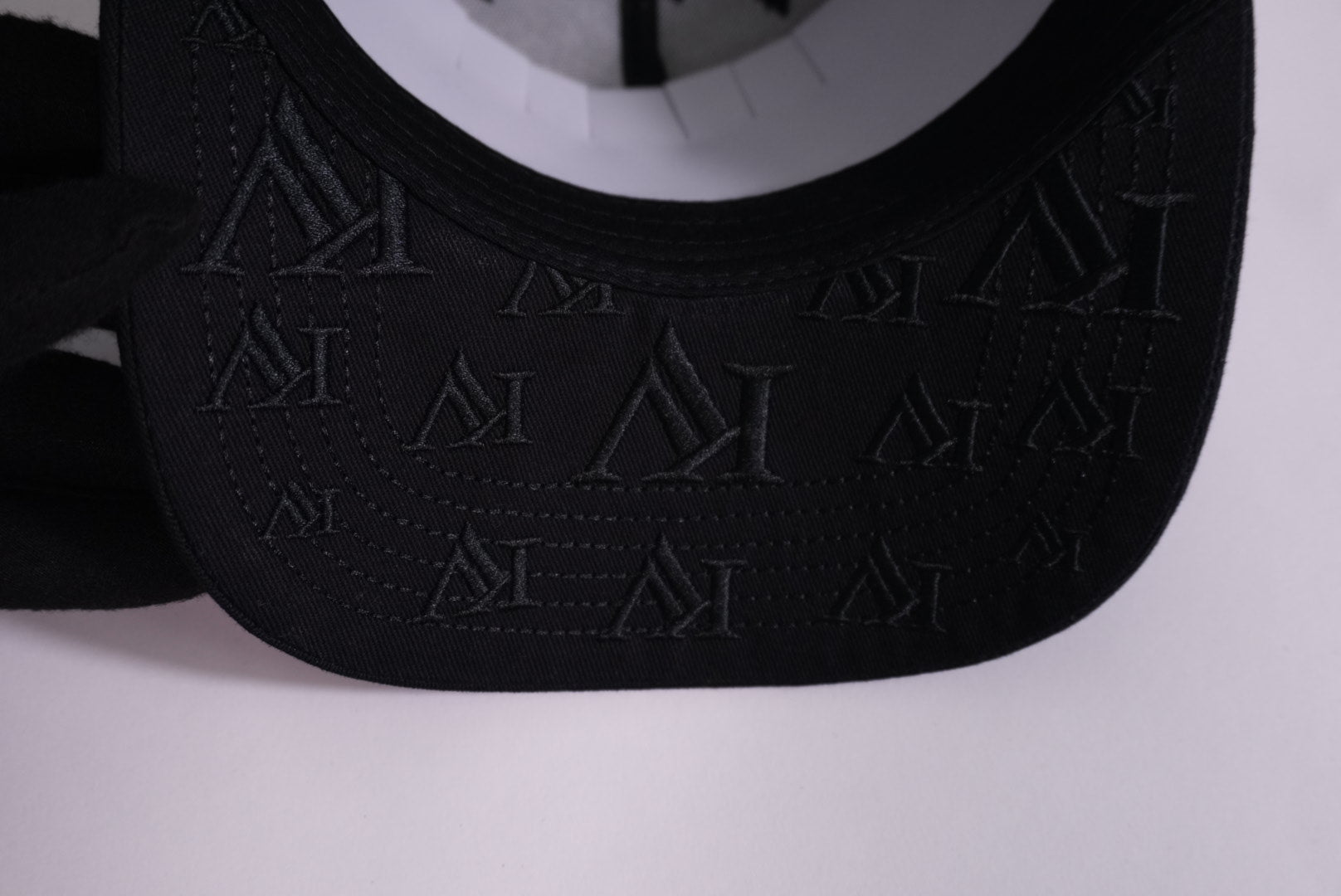 Gorra KV Monograma — Drop 01. Full exclusiva