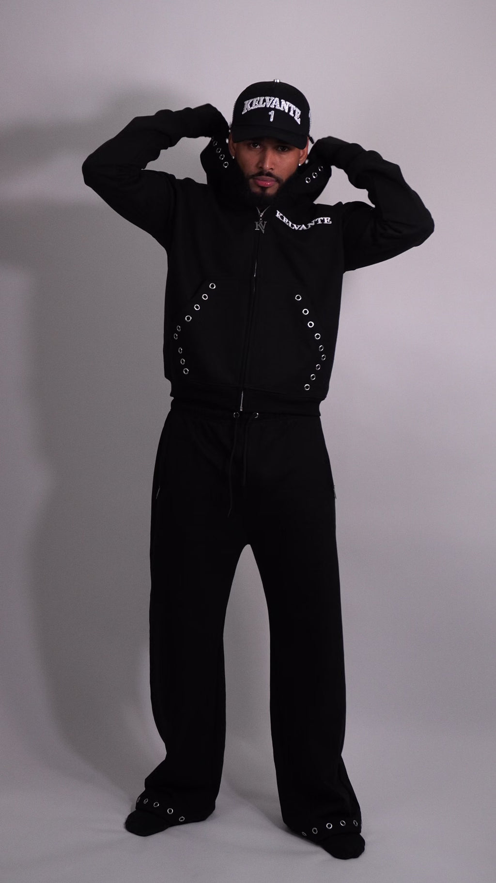 KELVANTE Signature Set – Hoodie & Pantalón Negro