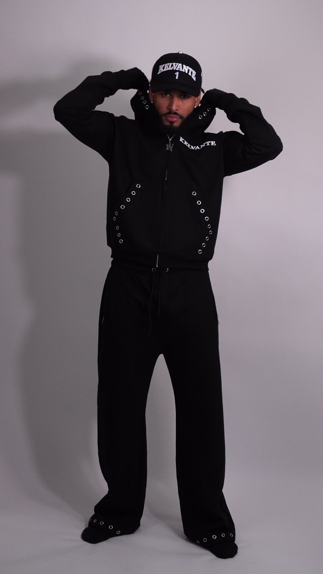 KELVANTE Signature Set – Hoodie & Pantalón Negro